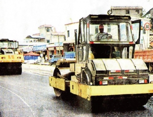 压路机修复震区公路立功劳