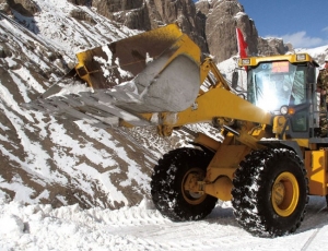 装载机在西藏雪山上施工