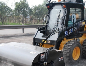 滑移式装载机在公路施工