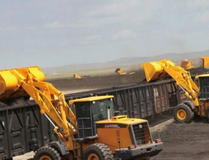 装载机在内蒙古露天煤矿施工