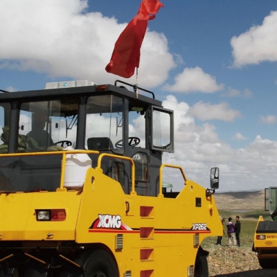 压路机在广东高速公路上施工