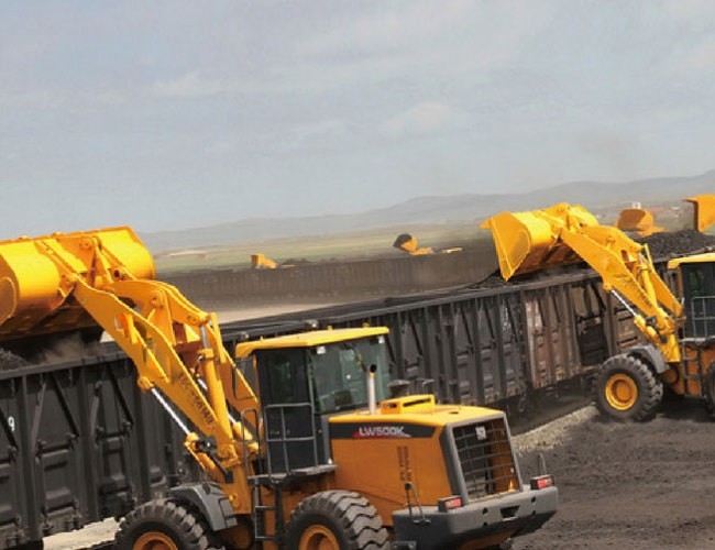 装载机在内蒙古露天煤矿施工